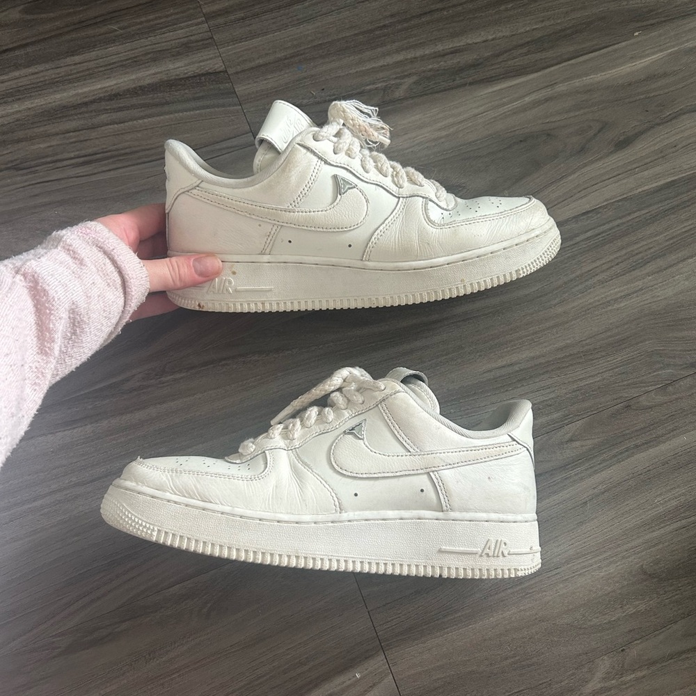 Nike Air Force 1 07 LV8 Needlework shoe is a women's size 10